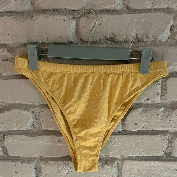 Nasty Gal textured daisy print one shoulder bikini set - Picture 4 of 6